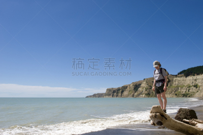 cape kidnappers gannet colony,浮木,海岬,女人,悬崖,半岛,水平画幅,旅行者,海洋,新西兰