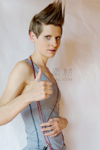 青年女人,白色背景,运动竞赛,垂直画幅,艺术模特,注视镜头,进食障碍,人类肌肉,职业运动员,运动员