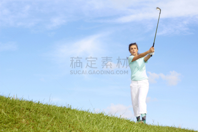 高尔夫球运动,女性,天空,留白,夏天,草,仅成年人,青年人,运动,彩色图片