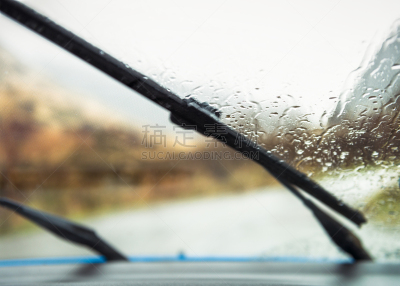 风档刮水器,雨,林间空地,从在汽车上的角度拍摄,主干路,水平画幅,透过窗户往外看,无人,玻璃,湿