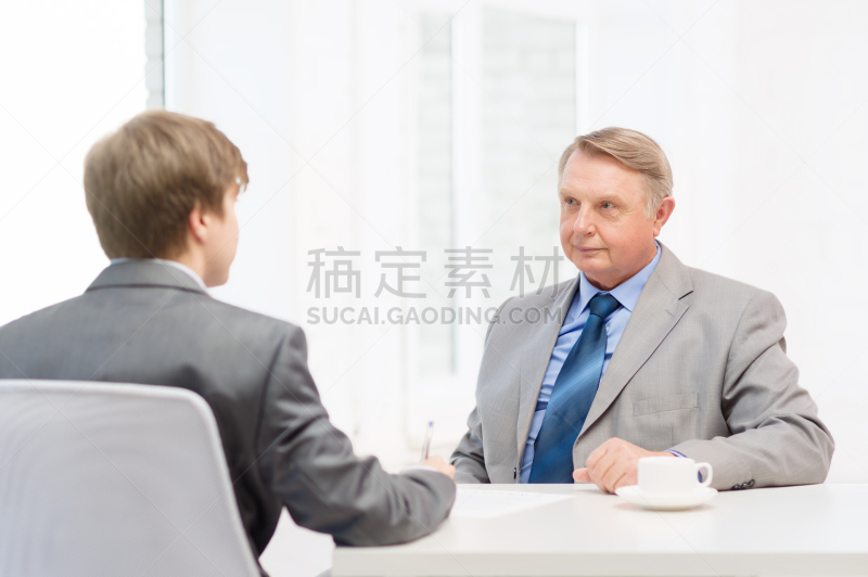 办公室,文档,中老年男人,青年男人,肌肉收缩作用,表格填写,讲师,笔记本电脑,水平画幅,表格