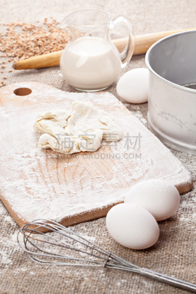 小麦面团,自制的,垂直画幅,生食,饮料,白色,全麦,食品,牛奶,谷类