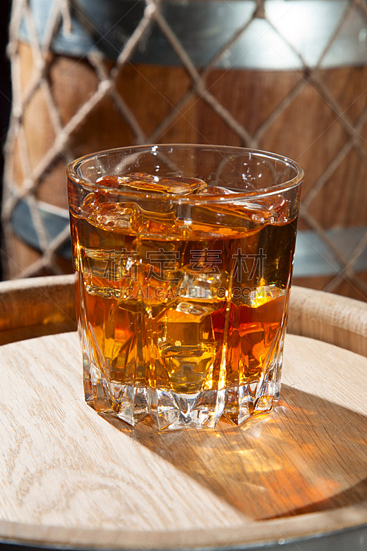 冰块,威士忌,玻璃杯,垂直画幅,太空,褐色,木制,无人,桶,冰