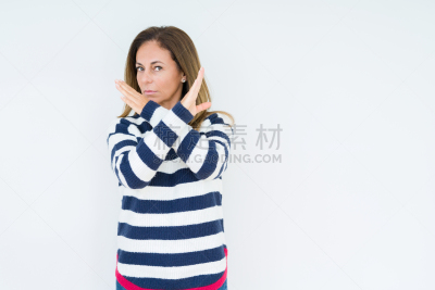 毛衣,面部表情,中老年人,在上面,不高兴的,标志,衣服,双臂交叉,拒绝