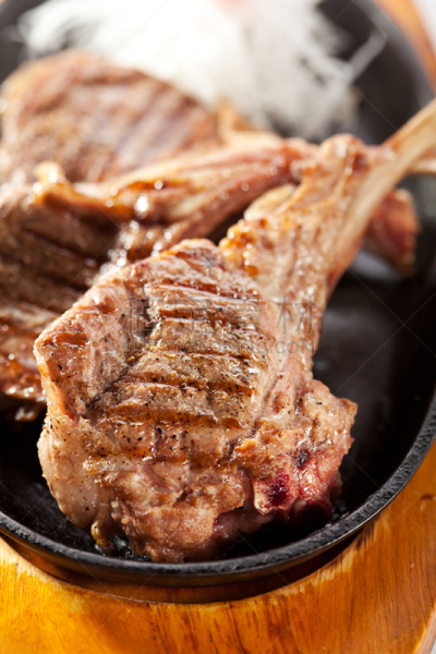 羊肉,锅,排骨,羊排,铁板烧,煎锅,餐具,垂直画幅,格子烤肉,褐色