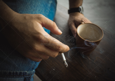 男人,青少年,四肢,腿,夏天,眼镜,现代,香烟,青年人,城镇