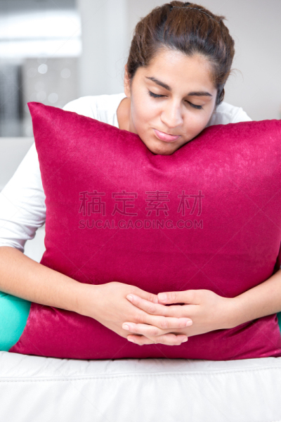 青年女人,起居室,颈枕,表现主义,喜剧演员,垂直画幅,高视角,进行中,仅成年人,沙发