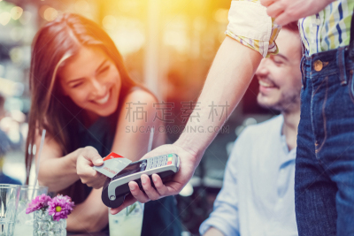 非接触支付,露天咖啡馆,pos机,近距离无线通讯技术,信用卡,信用卡购物,餐馆,男招待,青年伴侣,城市游