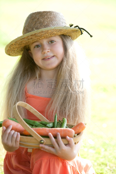 篮子,蔬菜,仅一个女孩,拿着,垂直画幅,胡萝卜,注视镜头,草帽,夏天,牛仔帽
