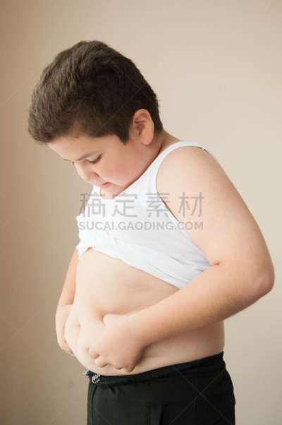 男孩,肥胖,肚子,t恤,重量级,肚脐,脸颊,不健康食物,充满的,男生
