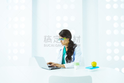 办公室,医生,白色,使用手提电脑,人,专心,制服,专门技术,技术,关爱