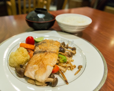 黑鲈,蔬菜,格子烤肉,笛鲷,鲈,餐具,水平画幅,无人,椒类食物,膳食