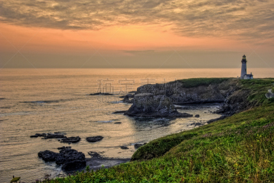 雅吉那湾灯塔,灯塔楼,水平画幅,无人,黄昏,建筑外部,户外,野生植物,野花,海洋