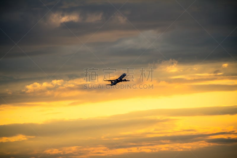 飞机,空中客车a380,航空器拍摄视角,天空,水平画幅,早晨,航空业,明亮,现代