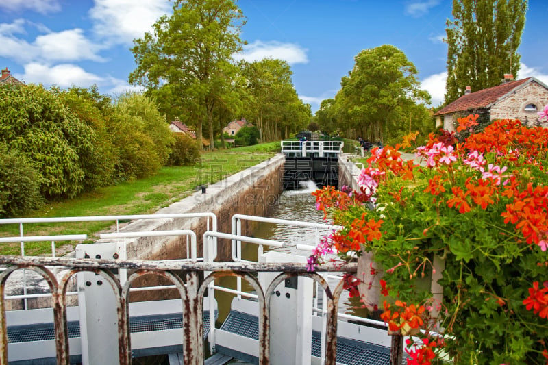 Vandenesse en Auxois. Ecluse sur le canal de Bourgogne, Côte d'Or, Bourgogne, France