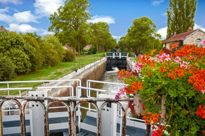Vandenesse en Auxois. Ecluse sur le canal de Bourgogne, Côte d'Or, Bourgogne, France