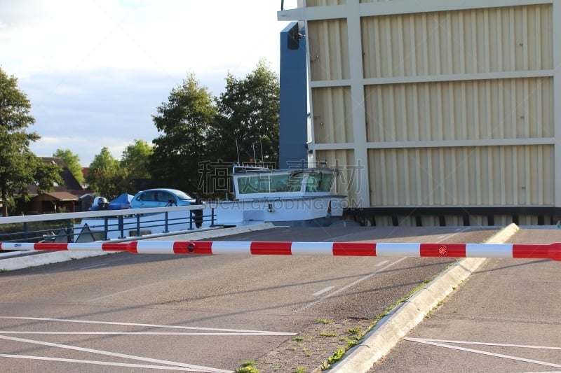 geöffnete Klappbrücke für die Schifffahrt