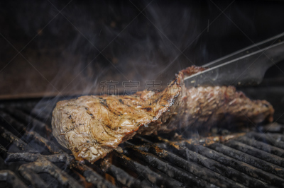 格子烤肉,牛排,名人吐槽节目,火盆,碳烤,烤串,烤牛肉,金属格栅,煤,水平画幅