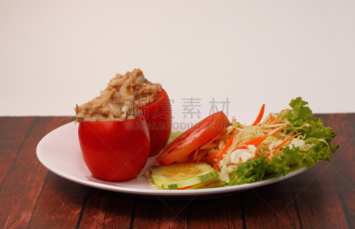 西红柿,沙拉,鲔鱼,填满东西的番茄,餐具,水平画幅,无人,开胃品,膳食,莴苣