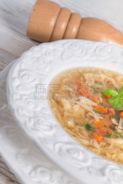 面汤,拉维纪草植物,鸡汤,蔬菜通心粉汤,肉汤,餐具,垂直画幅,细面条,胡萝卜,无人