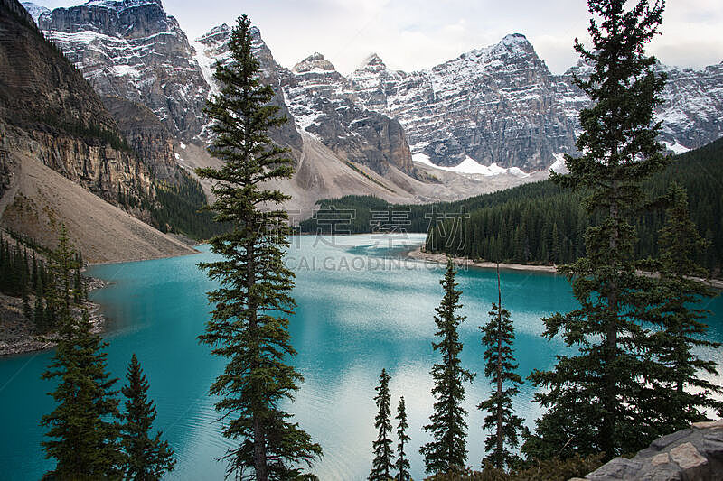 加拿大落基山脉,梦莲湖,水,水平画幅,阿尔伯塔省,无人,户外,彩色图片,山,小路