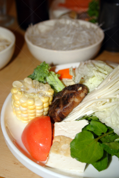涮涮锅,东方食品,垂直画幅,格子烤肉,开胃品,膳食,奶酪,西红柿,肉,面包