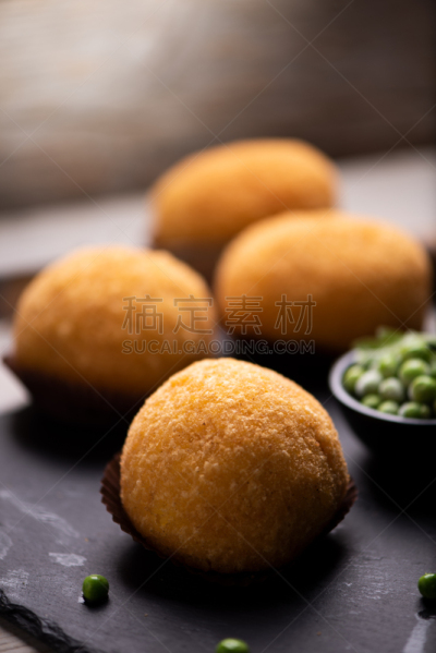 米饭炸肉饼,美味,桌子,黑色背景,深的,传统,炸制食物,球,食品,酱汁
