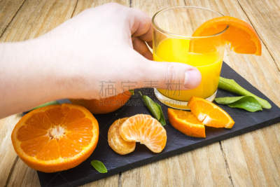 果汁,柑橘属,玻璃杯,中等数量物体,中老年人,水平画幅,维生素,夏天,组物体,碾碎了的