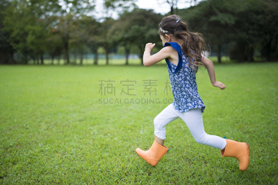 进行中,女孩,庭院,公园,草原,休闲活动,水平画幅,美人,湿,夏天