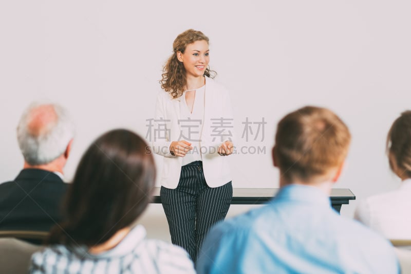 青年人,女商人,拿着,双排扣礼服,观众,扬声器,培训课,研究会,领导能力,五个人