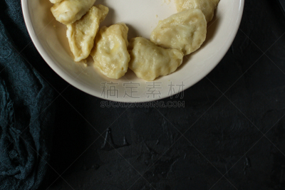 食品,小麦面团,填塞料,饺子,黑色,背景聚焦,塞满了的,盘子,白色,传统