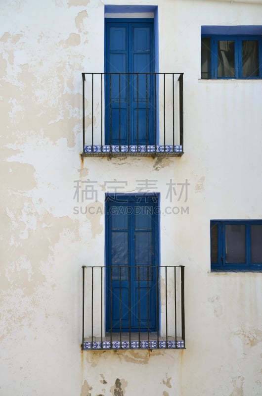 mur de façade avec balcons