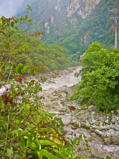 尤鲁边巴河,在之间,山脉,温泉镇,库斯科市,自然,垂直画幅,南美,安地斯山脉,高视角