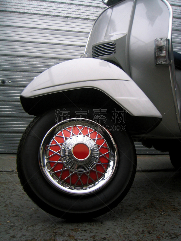 小型摩托车,车库,挡泥板,hubcap,车门,垂直画幅,车轮,无人,铝,静止的
