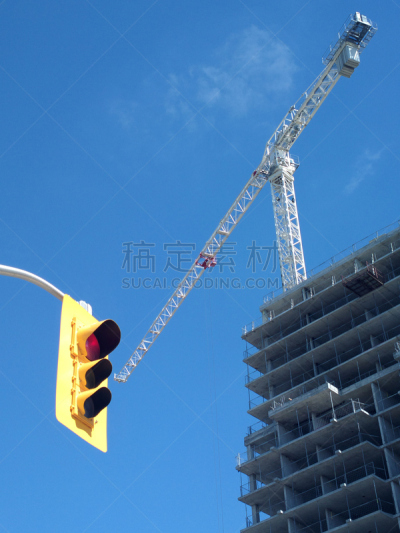 建筑工地,蓝色玻璃,红灯,红绿灯,垂直画幅,天空,外立面,工作场所,无人,建筑设备