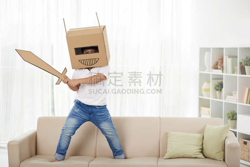 进行中,自动的,面罩,休闲活动,水平画幅,越南人,纸板,运动头盔,沙发,头饰