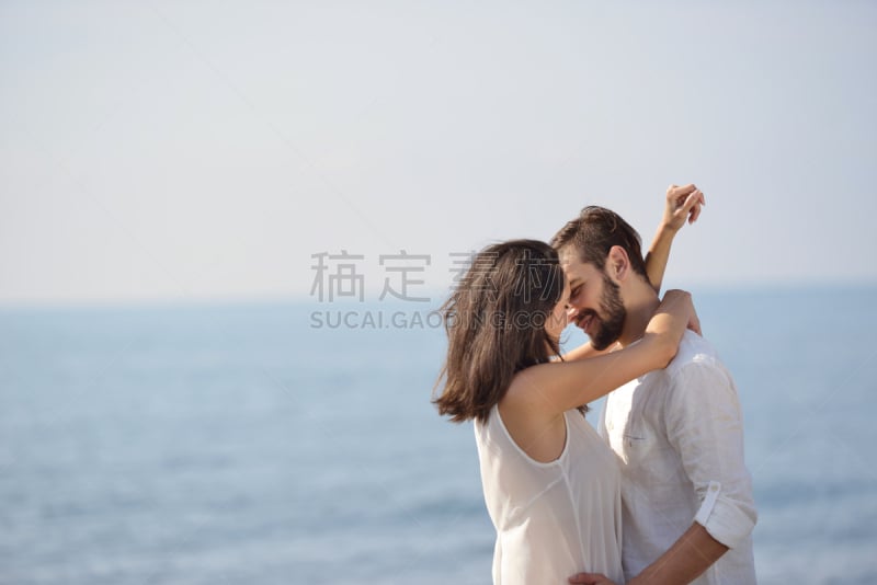 海滩,浪漫,青年伴侣,天空,曙暮光,旅行者,夏天,男性,仅成年人,亲昵