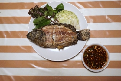 格子烤肉,食盐,鱼类,罗非鱼,腌制食品,水平画幅,膳食,海产,烟,泰国