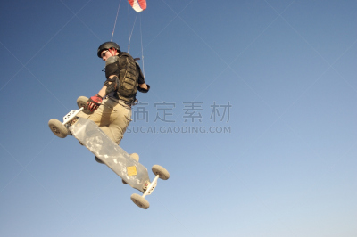 冲浪风筝,陆地,山地滑板,风筝滑水板,防护品,天空,风,车轮,水平画幅,提举