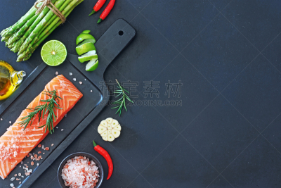生食,橄榄油,鲑鱼排,酸橙,清新,辣椒,绿色,食盐,芦笋,准备