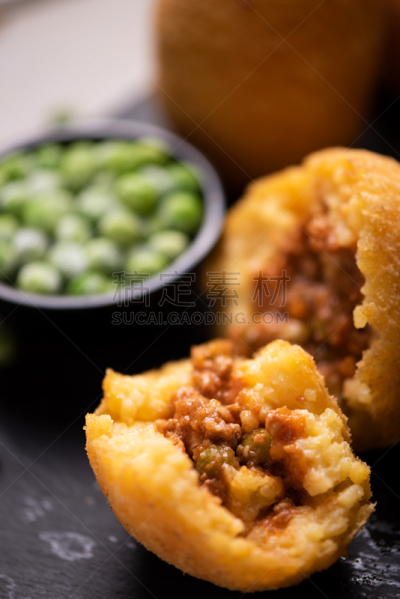 米饭炸肉饼,美味,桌子,黑色背景,深的,炸制食物,球,食品,酱汁,自制的