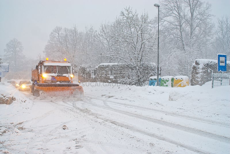 雪,耕犁,路盐,扫雪车,磨沙机,冬季服务,滑的,林间空地,多代家庭,水平画幅