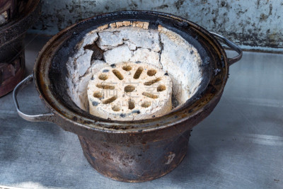 煤球,碗,铁,烧毁的,生锈的,格子烤肉,水平画幅,能源,无人,特写