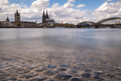 Ein Kölner Panorama während eines wolkigen Sommertages während der Mittagszeit am Rheinboulevard.
