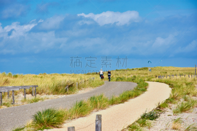 Radweg durch die Dünenlandschaft von Petten, Nordholland
