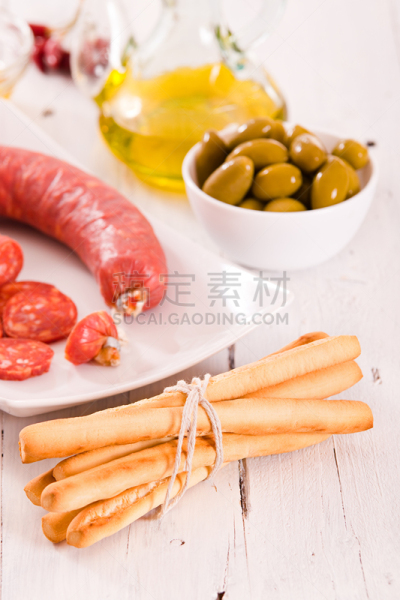 杆状面包,意大利腊肠,辣椒油,鱼子烤面包,开胃食品,橄榄油,脆饼干,地中海美食,自助餐,蔬菜