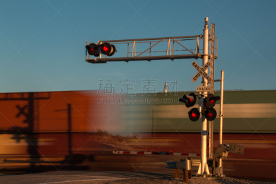铁道路口,水平画幅,无人,铁轨轨道,货运,运动模糊,户外,交通方式,红灯,工业