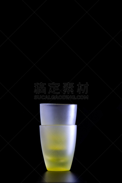 玻璃杯,黑色背景,垂直画幅,葡萄酒,玻璃,偏远的,饮料,香槟,特写,长笛