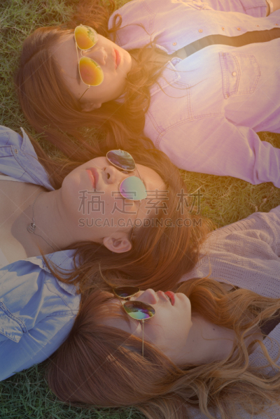 女人,草,三只动物,太阳镜,绿色,个人随身用品,垂直画幅,青少年,美人,古典式