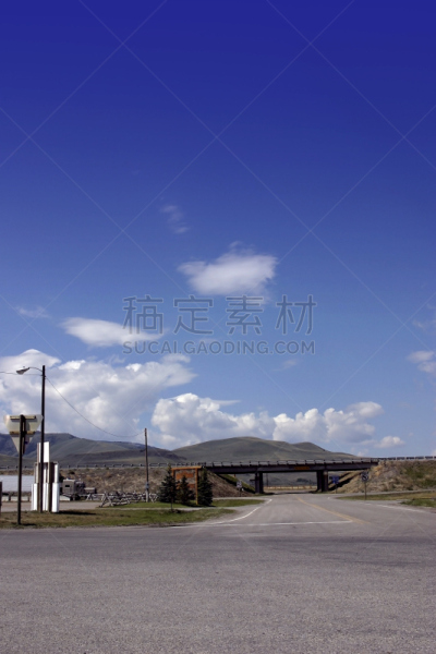 公路,出口标志,垂直画幅,天空,通勤者,草,栏杆,多车道公路,白色,沥青